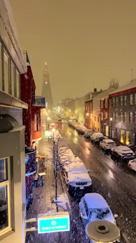 #reykjavik #iceland #reykjavikiceland #traveliceland #icelandtravel #travelhayley #hallgrimskirkja #snow #winter #placestogo #travelhayley #christmas #traveltiktok #travel 
