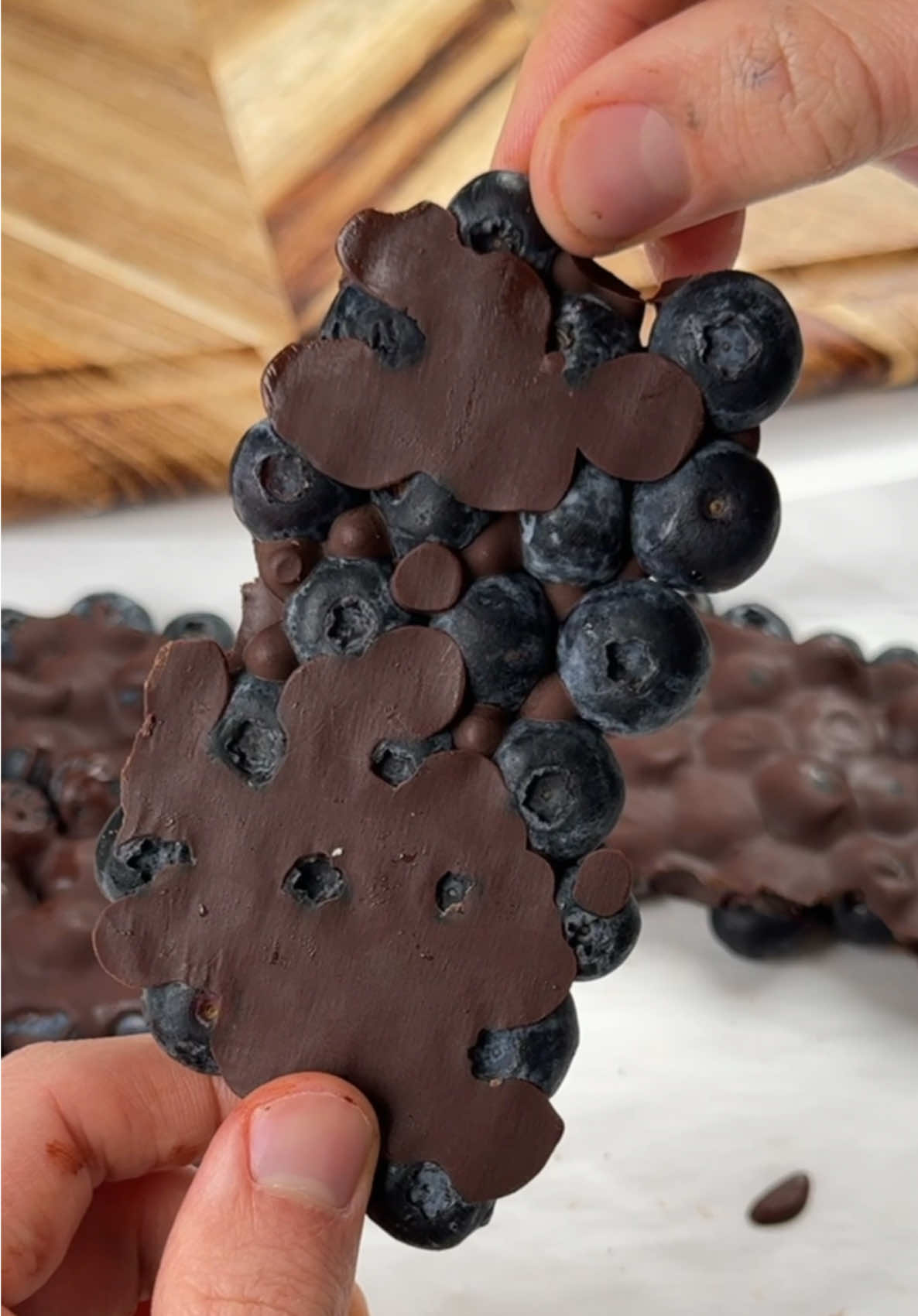 Say “YUM” if you would eat this Healthy Blueberry Bark 😋🫐🍫 How to make it: Line a bunch of blueberries on a parchment lined sheet and cover with melted, sugar free chocolate. Freeze for 30-60 mins & enjoy! Pro tip: You can make it a high protein treat by adding yogurt between the blueberries and chocolate 👍