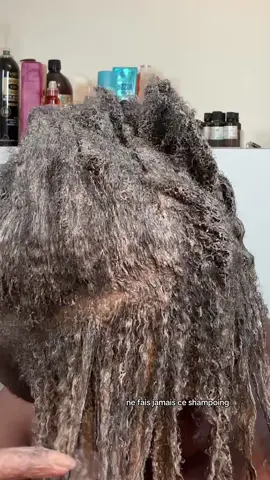 Ma routine shampooing pour favoriser la pousser et réguler les pellicules 💕 -  @Aromazone_officiel Poudre Rhassoul du Maroc (Nettoyant et dégraissant doux, n'irrite pas les glandes sébacées /Connue pour absorber l'excès de sébum et les impuretés / Apporte du volume) - Eau - Aromazone Huile de carapate (Favoriser la pousse des cheveux frisés, texturés ou crépus avec tous types de boucles et les cheveux afros) - Aromazone huile brahmi & bhringaraj  Gaine et nourrit la fibre capillaire. Tonifie le cuir chevelu, aide à lutter contre la chute de cheveux et stimule leur pousse. - Aromazone Huile essentielle de menthe poivrée (stimule le cuir chevel) -  Aromazone Huile essentielle de Romarin à Cineole (pousse des cheveux) - @Garnier masque remede (infusion eau de riz et amidon)  #PousseCheveuxCrepus #PousseDesCheveux #MasqueCheveux #SoinCheveux #RecettePousseCheveux