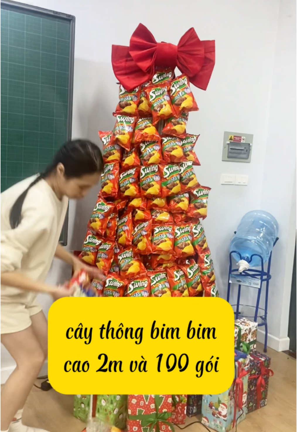 Lượm lặt ý tưởng trang trí cây thông noel bằng bim bim trên tiktok thì em cũng làm thử cho lớp con trai. Tuy không đẹp như shop làm nhưng thiết thực, k lãng phí ak, các con hào hứng lắm ạ#hoavatroi #noel #trangtricaythongnoel #decor #merrychristmas 