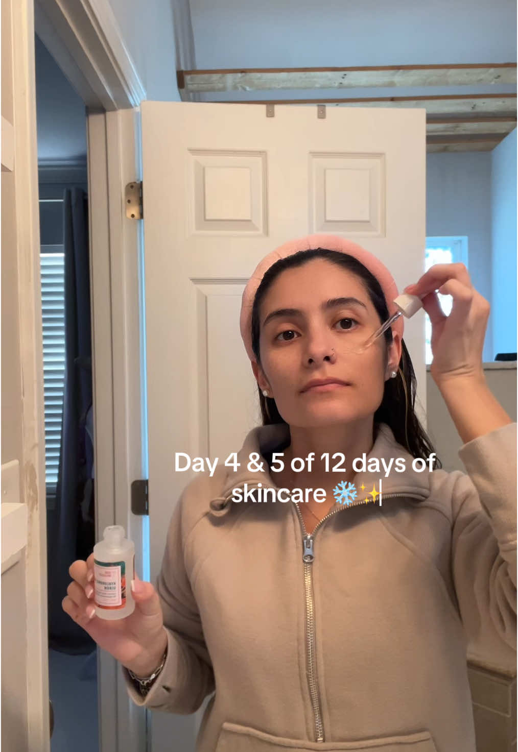 Happy Friday! Missed yesterday but we did two openings today for our 12 days of skincare ✨ #12daysofskincare#fyp#skincareroutine#skincare#latinacontentcreator#friday#morningroutine#tistheseason#goodmolecules#larocheposay#forthegirlies#girlythings  