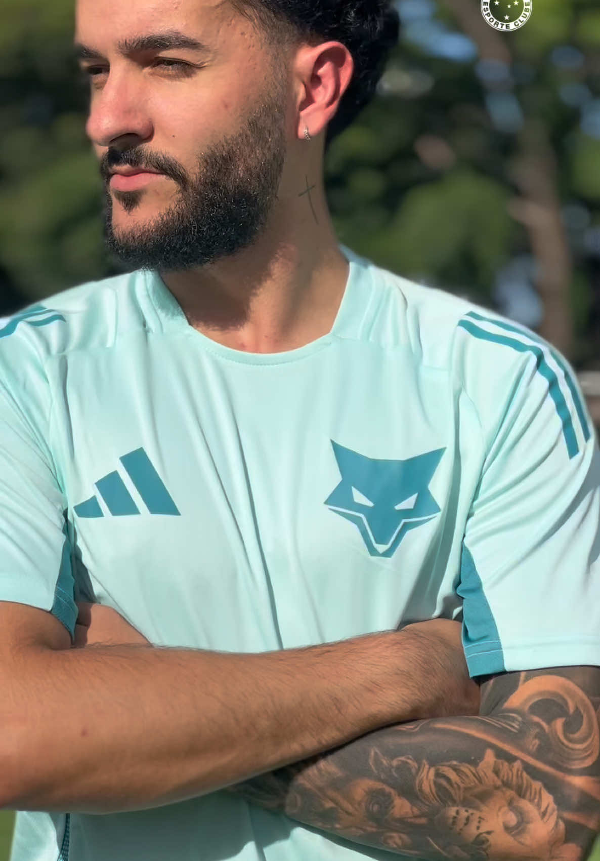 Cruzeiro e @adidas apresentam à Nação Azul os novos uniformes de treino para a temporada de 2025! 👕💙 Já estão disponíveis nas Lojas do Cruzeiro para você adquirir!