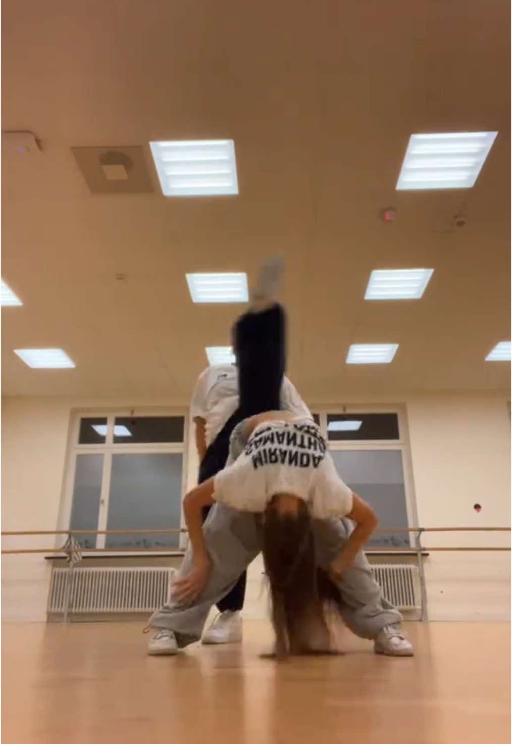 Dc @JhorelZapanta. Best duo @Frida >o< 🤍🤍 #fyp #dance #besties #pinkpilatesprincess 