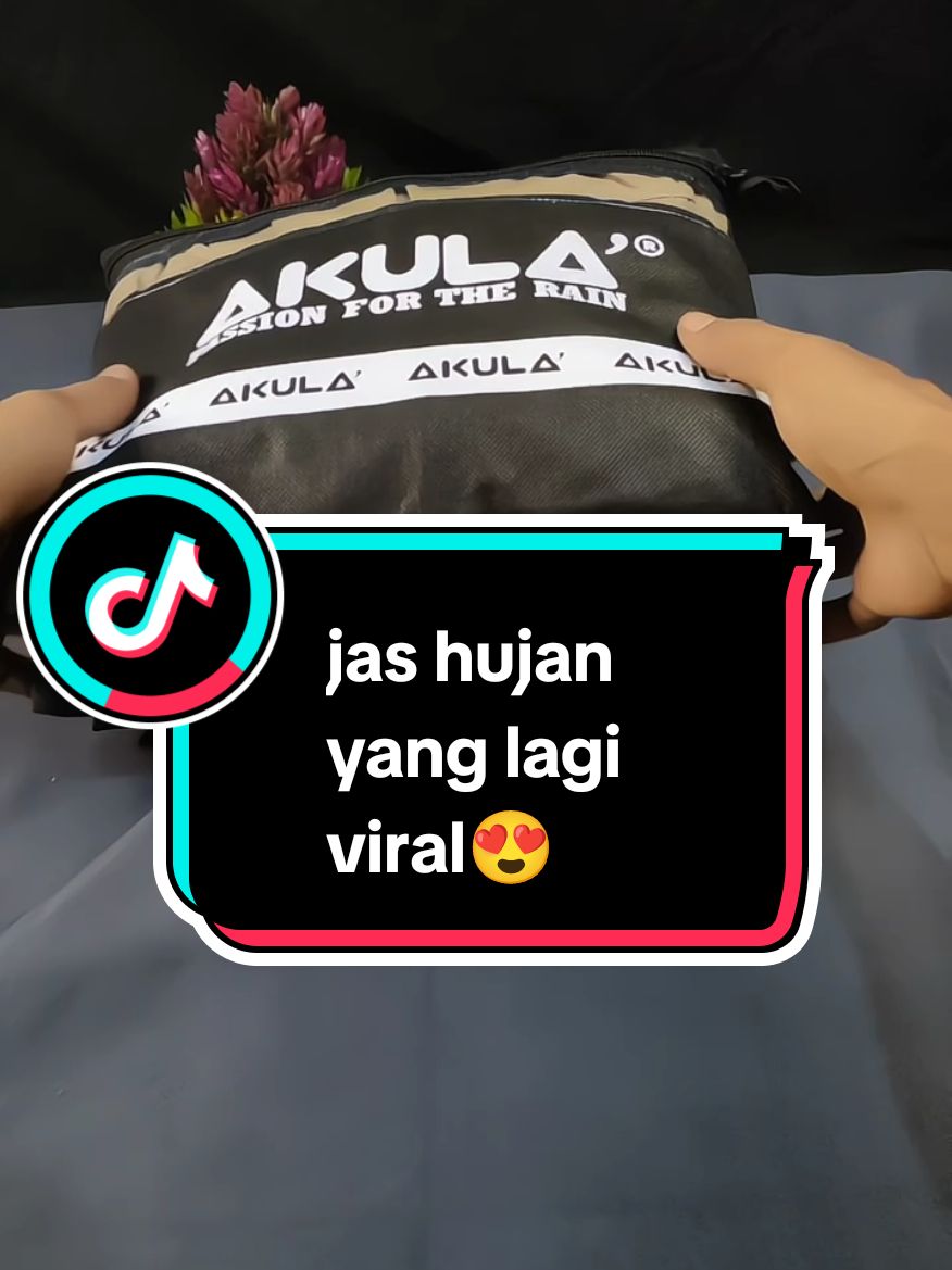 jas hujan akula yang lagi viral bahan nya baguus tebel udah anti rembes pastinya awet harganya lagi promo langsung cek aja di keranjang kuningku di bawah #jashujanakula  #megaguncang1212  #fyppage  #fypシ 