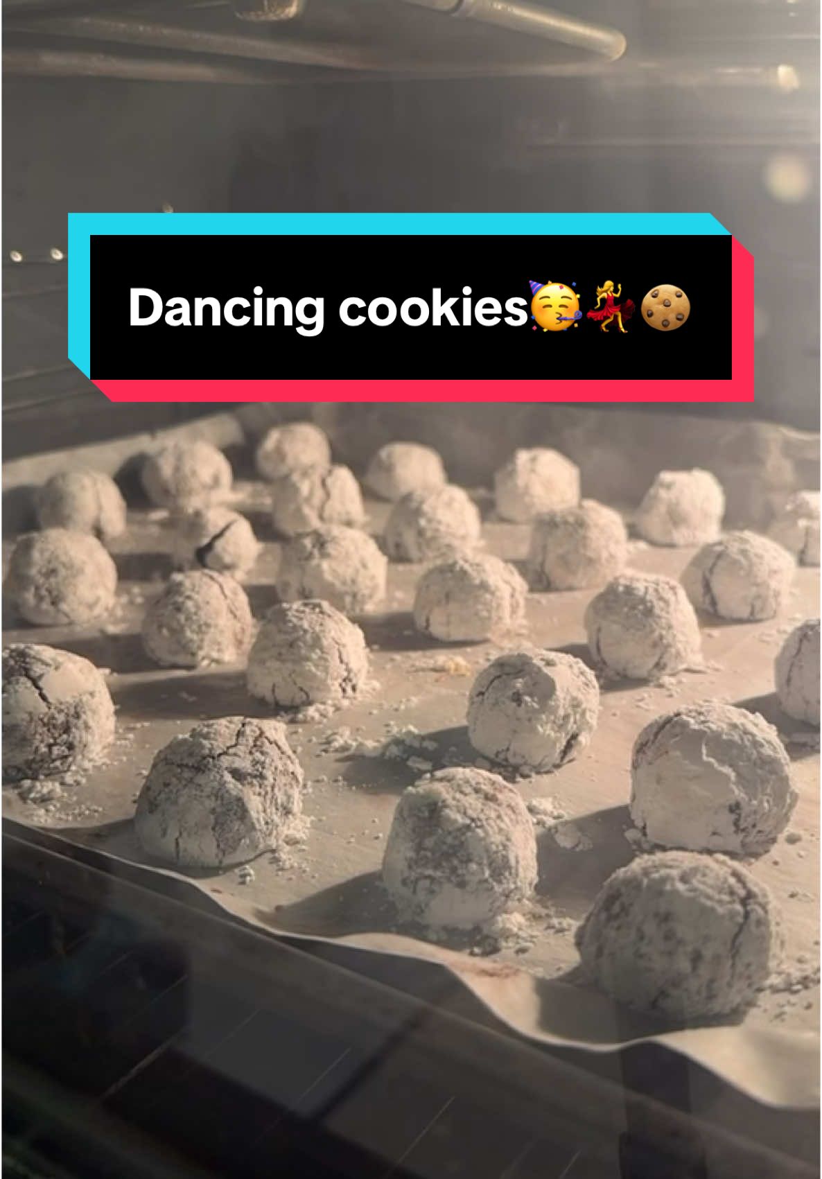 Have you seen a cookie dance before?! 🤪 #cookies #dance #cookiedance #christmas #cooking #foryou #nekedbe #funny #sutemeny #karacsony #wopwopwop 