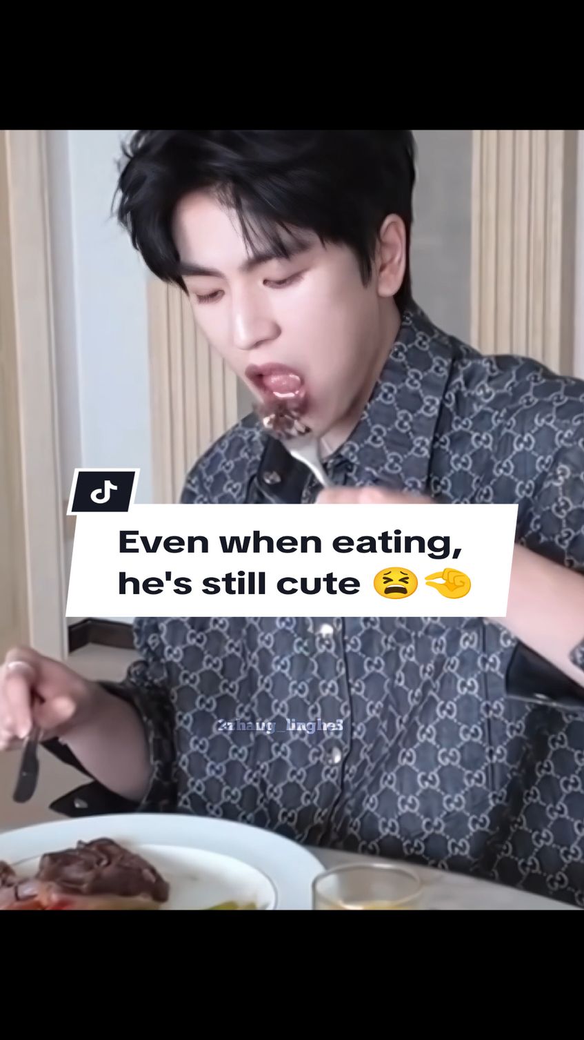 Kan kan kannn!! Dia nih selain random, emang imut 😭 Pelan pelan atuh makannya mas, nanti kesedak😭 [ 06.12.24 • Weibo Studio Zhang Linghe memperbarui video vlog acara promosi OG & TBT di ATF Singapore ] #zhanglinghe #张凌赫 