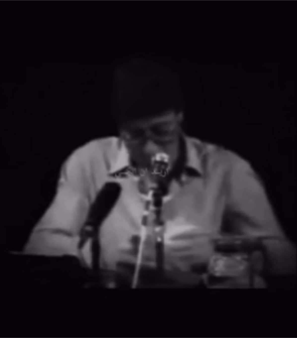 #لا_شيء_يعجبني #محمود_درويش #مود  🖤