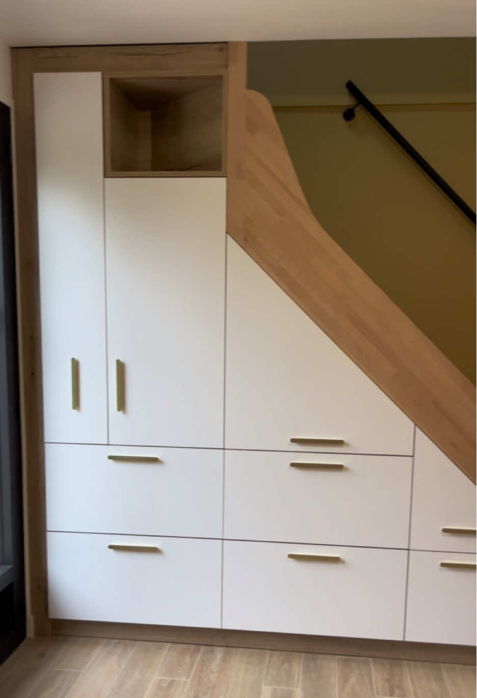 Rangement sous escalier sur mesure ✨ @ds_concept_menuiserie #escalier #bois #menuisier #agencement #deco #dressing #menuiserie #surmesure 