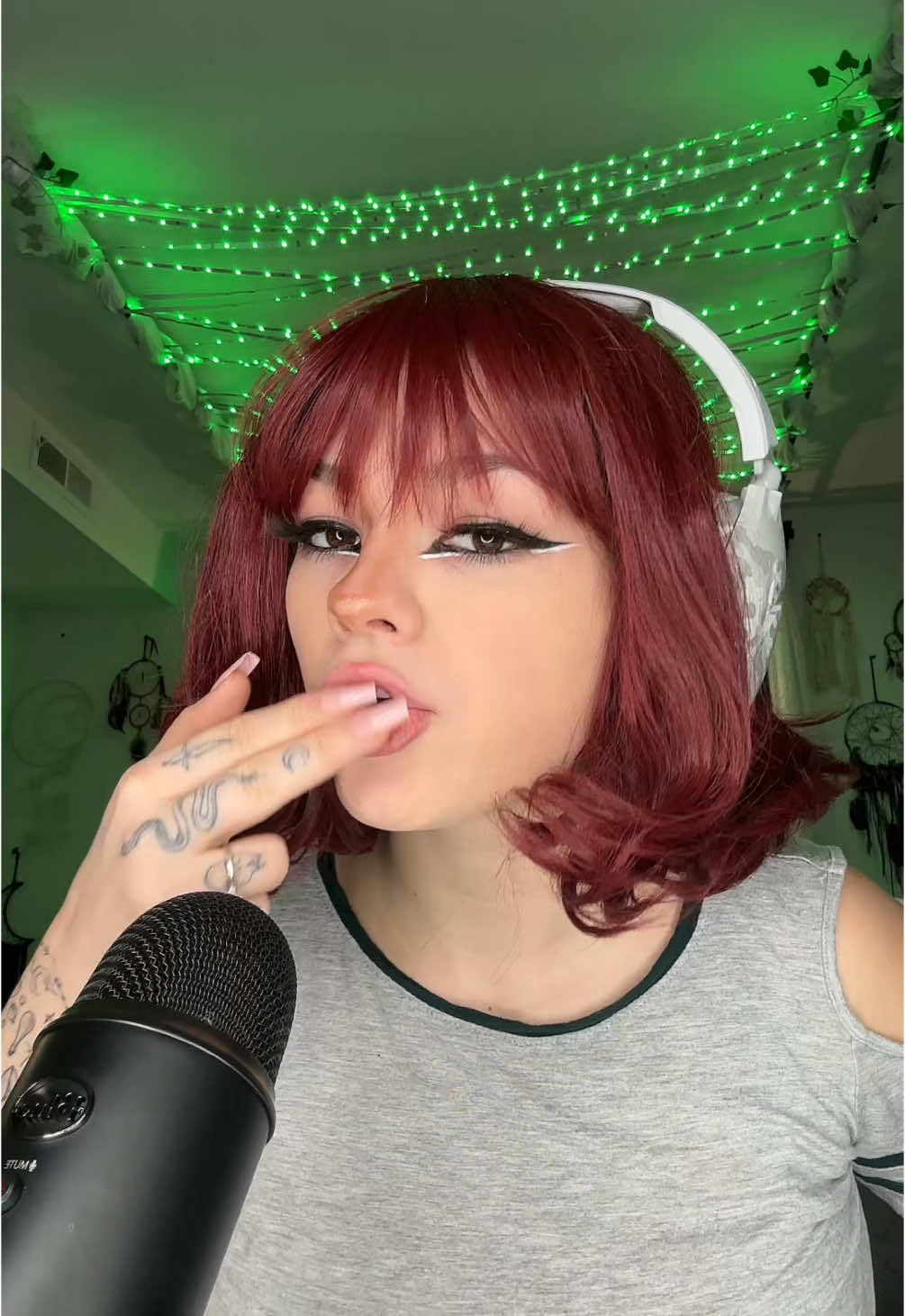 Short hair spit paint? Or long hair? #spitpainting #asmrsounds #asmr #asmrtiktoks #asmrvideo #asmrtriggers #mouthsounds 