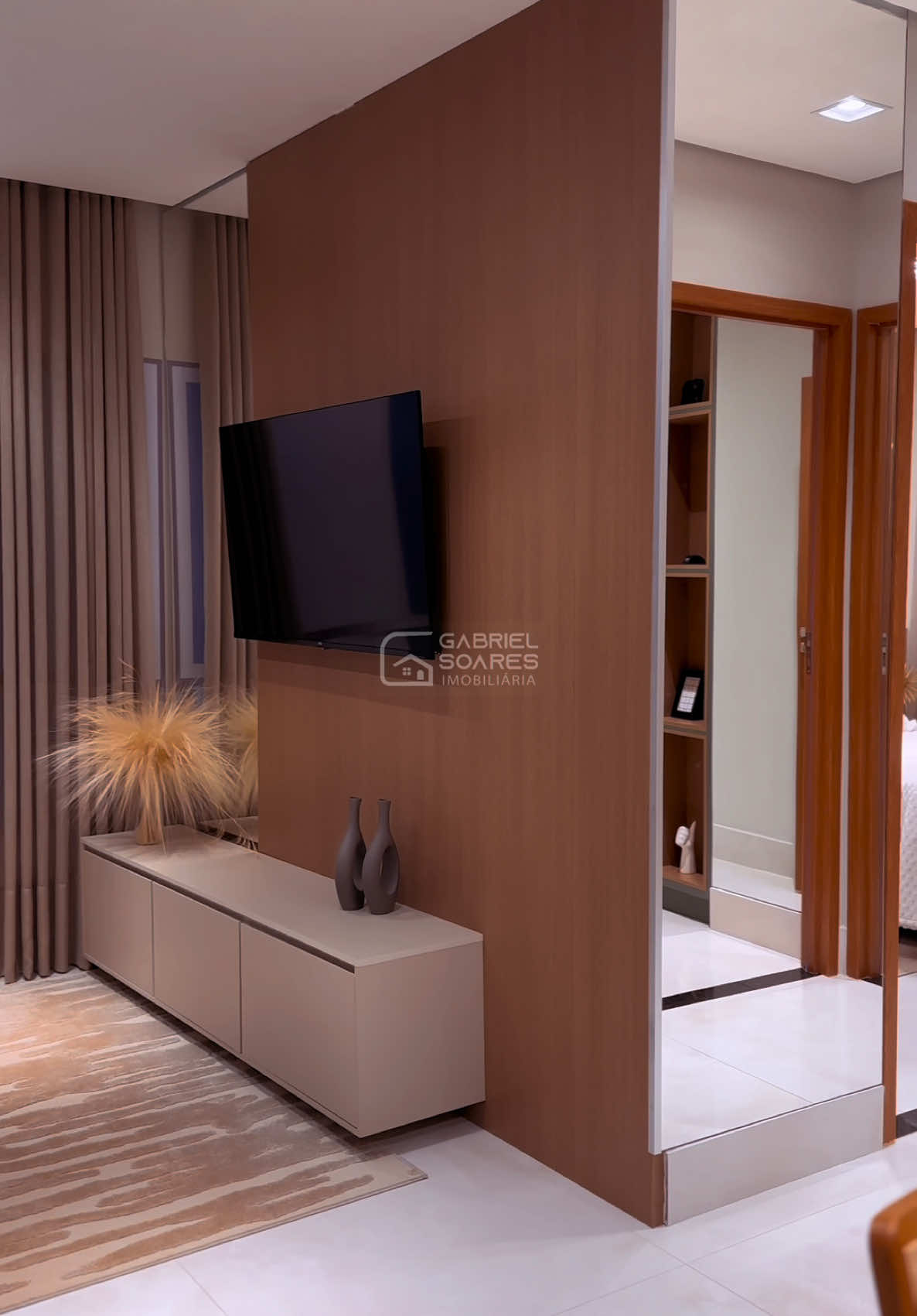 📍 Samambaia Sul VISITE O DECORADO Residencial Mônaco e Residencial Veneza ◾ 2 quartos; ◾ Área privativa de 45m²; ◾ Vista livre; ◾ Sala ampla; ◾ Cozinha; ◾ Área de serviço; ◾ Financiamento de até 100% (Sujeito a análise cadastral); 💲Valor do imóvel: A partir de R$ 270.000,00 Marque uma visita com os nossos corretores! www.gabrielsoaresimoveis.com.br 📞 Telefone/WhatsApp: (61) 9 8342-8600 📌 CRECI J: 27.455 🔹 Imobiliária Gabriel Soares trazendo segurança e transparência em suas negociações! 🔸 . . . . . . . . . . . . . . . . #ImóveisOnline #ImóveisBrasil #InvestimentoImobiliário #VendaDeImóveis #ImóveisÀVenda #OportunidadeImobiliária #CorretorDeImóveis #Corretor #MercadoImobiliário #Condomínios #CasasDeLuxo #ImóveisComCorretor #ParceriaImobiliária #ImóveisDeAltoPadrão #Casa #ImóveisEmCondomínios #ImóvelWeb #Construtor #ComprarImóvel #AlugarImóvel #CorretorDeSucesso #ApartamentoNovo #Família #ConsultorImobiliário #ImóvelParaVenda #ImóvelParaAlugar #VenderImóvel #InstaHome