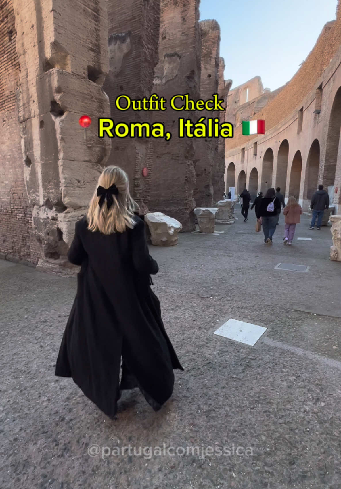Roma, Itália 🇮🇹  Vestida para a história… e para o feed 🖤📸 Realizando mais um sonho ✨ . . . . . . . . . . . . . . . . . . . . . . . . . . #europa #itália #romaitalia #italia #brasil #roma #coliseu #coliseum #outfititalia #coliseumromano #vivernaeuropa #dicasdeportugal #coliseumrome #reelsinstagram #fashion #italiafashion #portugalfashion #explore #portugal2025 #diaadiaemportugal #lookitalia #brasileirosnaeuropa #brasileirosemportugal #outfitcheck #romavibes #romalooks #romastyle