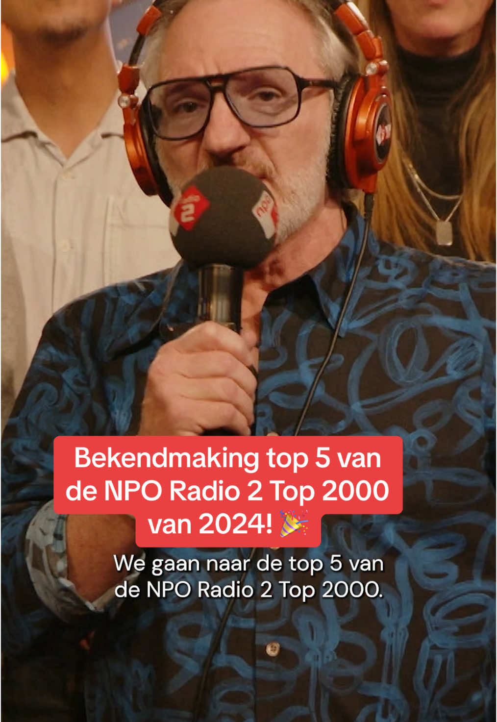 Bekijk hier de bekendmaking van de top 5 van de NPO Radio 2 Top 2000 van 2024! De volledige top 10 kun je vinden op nporadio2.nl! 🎉 • #Top2000 #NPORadio2 @Paul Rabbering @Daniel Lippens @Ruud de Wild @Tannaz Hajeby  
