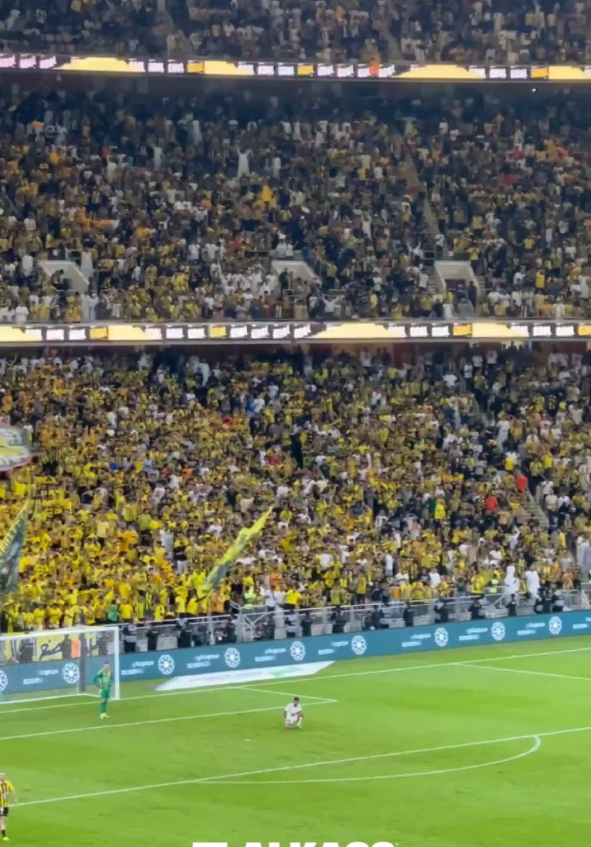 شوف | من المدرجات.. فرحة جماهير #الاتحاد بهدف #بيرجوين 2-1 في مرمى #النصر  #الاتحاد_النصر #قنوات_الكاس #منصة_شوف  #دوري_روشن_السعودي #اتحادي #نصراوي  #spl #rsl #sportsontiktok 