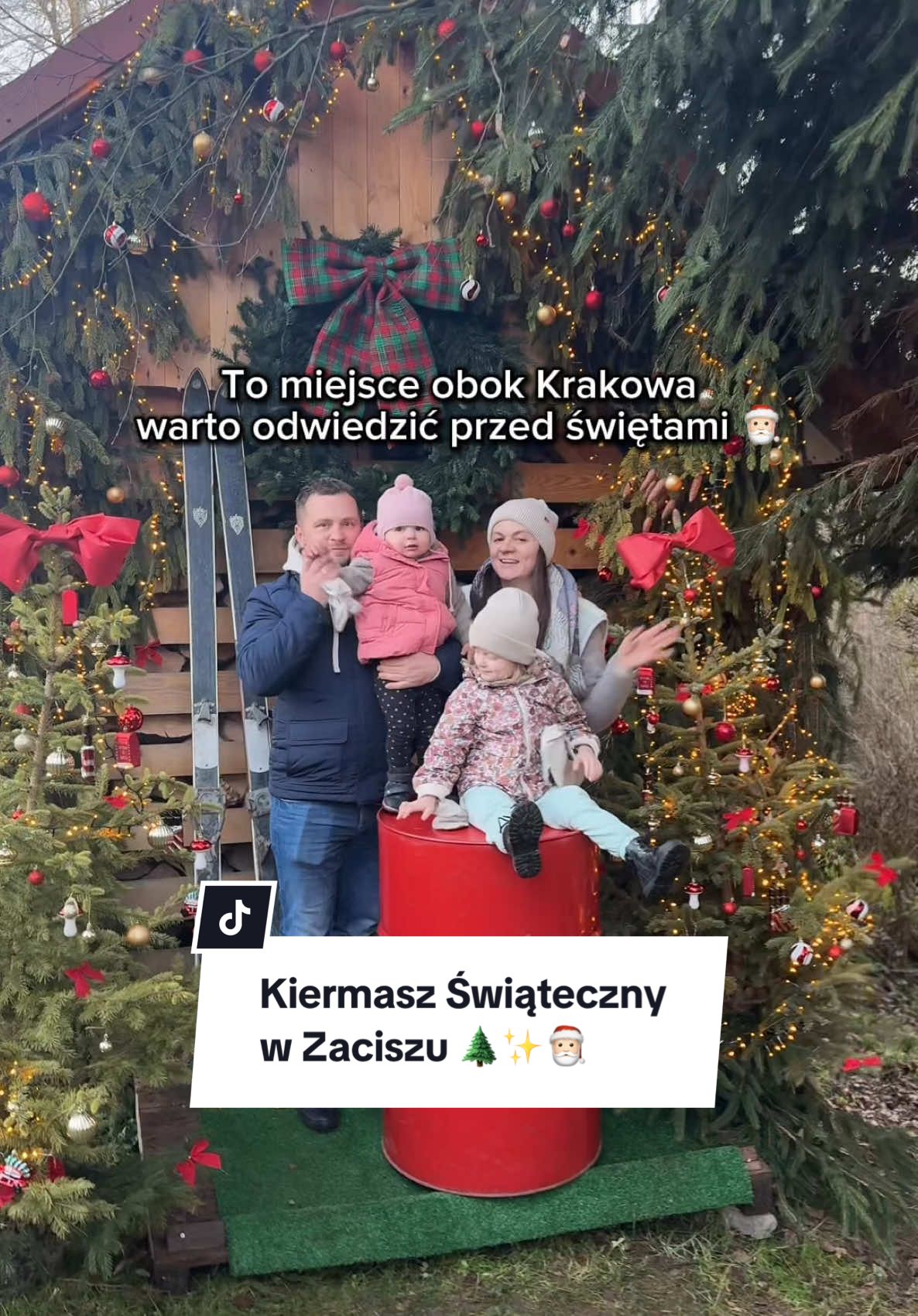 Gdzie kupić choinkę w Krakowie? 🌲 My w tym roku, podobnie jak w ubiegłym, po naszą choinkę wybieraliśmy się na kiermasz świąteczny w Zaciszu ✨ Przez trzy najbliższe grudniowe weekendy, tj. 7-8, 14-15, 21-22 grudnia w godz. 10-16:00, będzie czekać tutaj na was wiele atrakcji 🤗 🌲 Będziecie mogli nie tylko samodzielnie ściąć swoją wymarzoną choinkę 🌲 Kupić świąteczne prezenty od lokalnych wystawców 🎁 🌲 Na miejscu będzie też czekać na was pyszna gorąca czekolada, kawa , herbata, jabłkowy grzaniec bezalkoholowy, a także pyszne kiełbaski i oscypki z grilla 🤤 🌲 Plac zabaw i ogromny teren do biegania 🤗 🌲 Świąteczna ścianka, na której będziecie mogli zrobić pamiątkowe zdjęcia 📸 Przypominam, że możecie też umówić się na profesjonalną sesję zdjęciową w klimatycznej szklarni i domku, który w sezonie możecie też wynająć ☺️ Kilka ważnych informacji: 🔹 adres: ul. Krakowska 15, Brzoskwinia  🔹bezpłatny parking znajduje się po drugiej stronie ulicy przy sklepie Żabka  🔹 jest WC (toi toi)  PS 7 grudnia będzie można spotkać w Zaciszu św. Mikołaja 🎅🏻🎅🏻 *reklama #kiermaszświąteczny #okolicekrakowa #choinkikraków