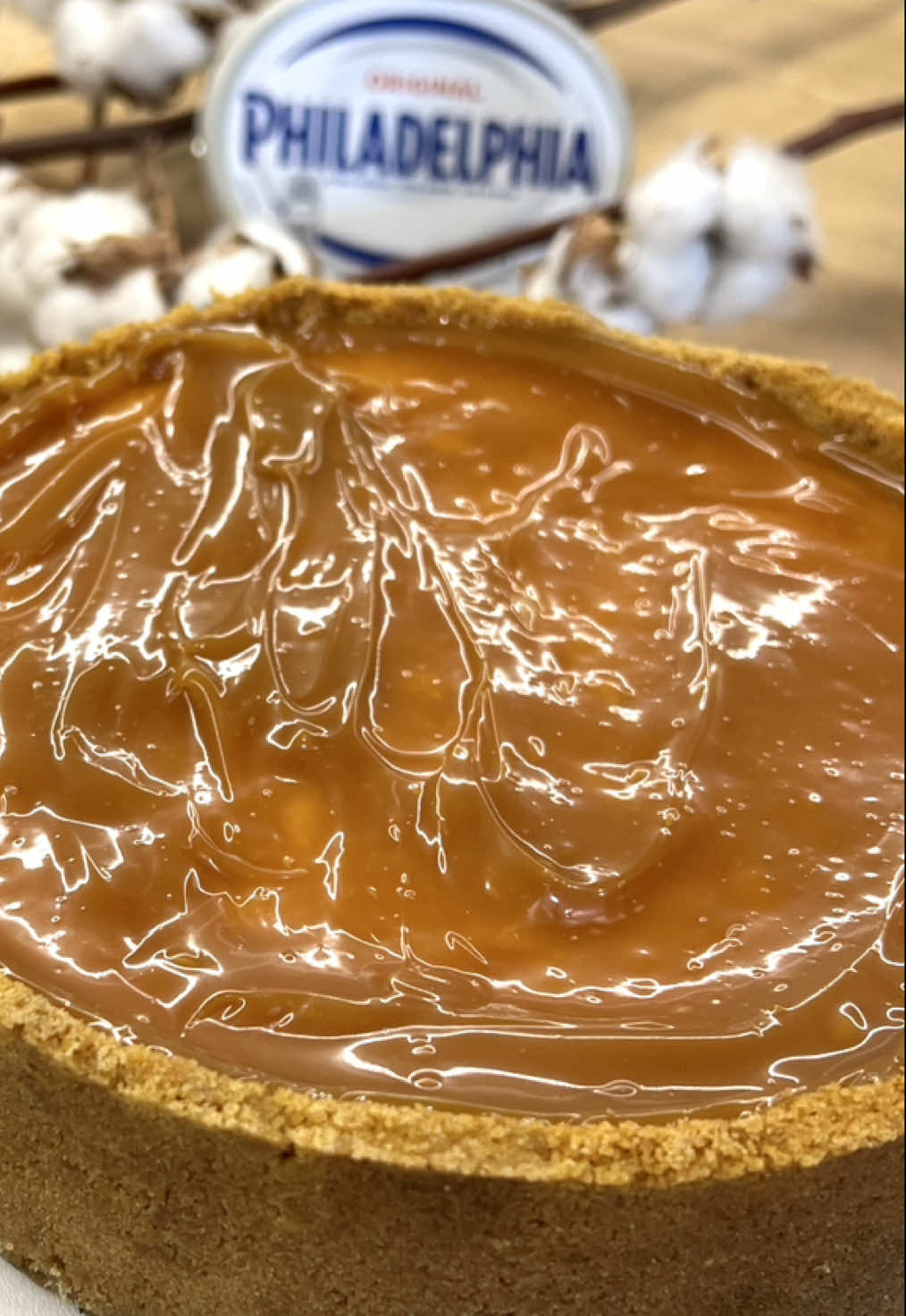 ✨В шапці профілю ви можете придбати мій Новорічний збірник рецептів в якому більше 30 страв ✨ День 9. Кремовий чізкейк з карамеллю! Неймовірно ніжний 🤤 Для основи: 300 г пісочного печива 100 г вершкового масла Для начинки: 500 г крем сиру «Philadelphia»  100 г цукру 2 яйця 150 мл вершків   Печиво подрібнюємо у блендері. Додаємо розтоплене вершкове масло та перемішуємо до липкої консистенції. В формі для випічки формуємо дно та бортики майбутнього чізкейку.  Ставимо у холодильник.  Готуємо основу. До крем сиру додаємо яйця, перемішуємо. Додаємо цукор. Знову перемішуємо. Додаємо вершки і знову перемішуємо.  Переливаємо у форму та ставимо у духовку. Попередньо розігріємо її до 130° і вниз ставимо ємність із водою.  Ставимо наш чізкейк та випікаємо 1:30.  Добре охолоджуємо (це важливо!!!) у холодильнику ~6 годин (краще ніч)! Та покриваємо карамеллю. Смачного 💫 #рецепт #новийрік #різдво #різдвянийрецепт #різдвянийрецепт  