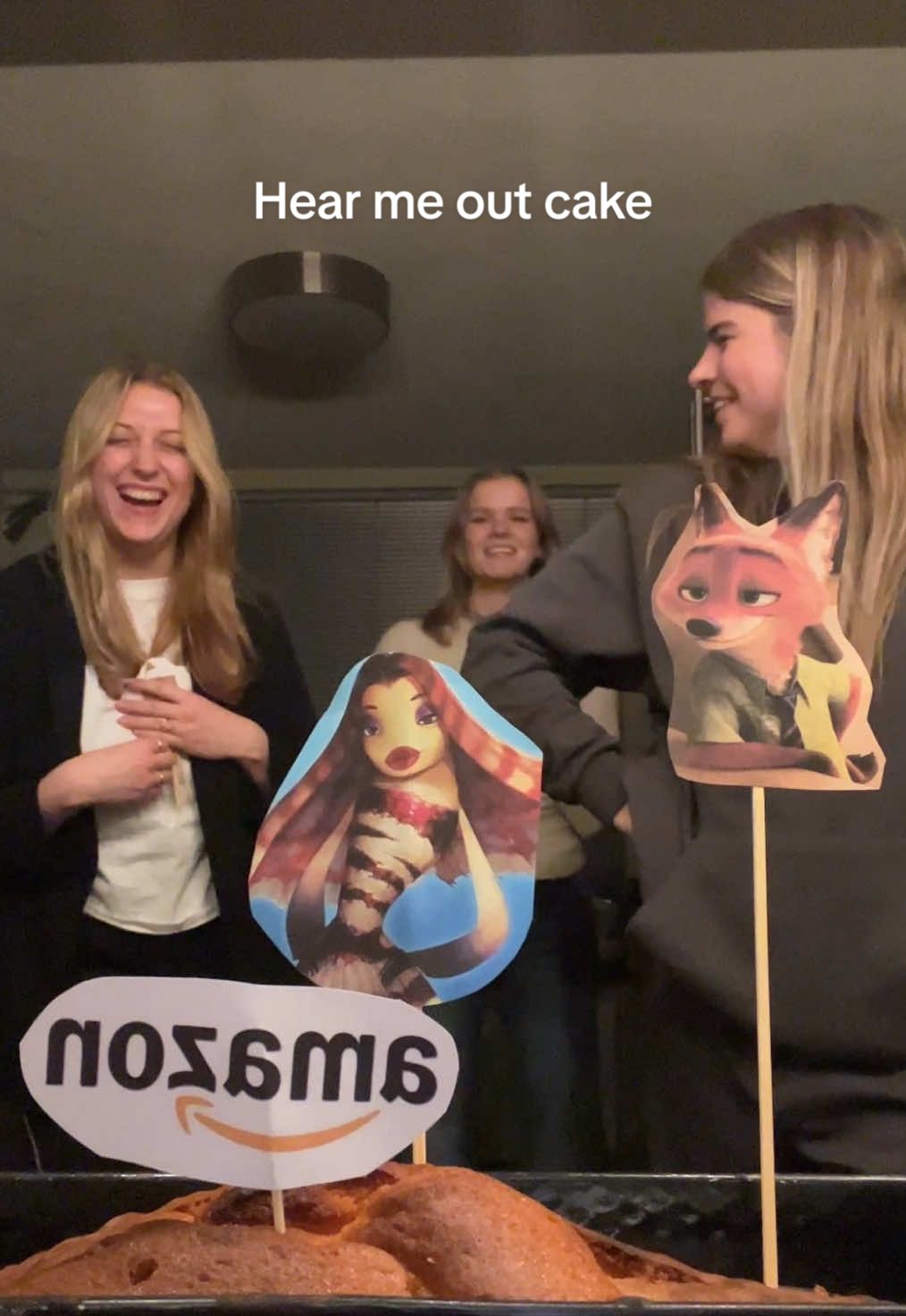 Wat hilaaaar dit @Bente @kaja 🎂 #hearmeout #hearmeoutcake #cake 