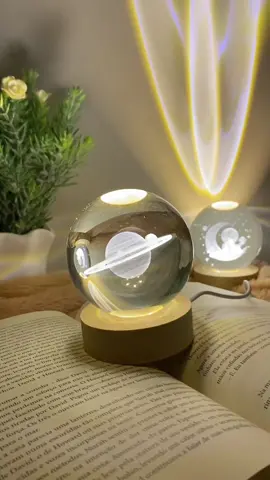 xplore a magia da Luminária de Led 8cm Globo Vidro 3D USB, trazendo o universo para dentro de sua casa. Esta peça vai além de uma simples lâmpada, é uma jornada estelar a partir do conforto do seu quarto. Esta luminária tem uma estrutura de madeira e a luz LED é acionada através da conexão do cabo USB. Dispõe de um globo de vidro com a representação do sistema solar e outros personagens. Atenção! é necessário fonte de energia para manter a luminária ligada (Carregamento por USB). 👉Visite nossas redes sociais para ver mais conteúdo! Instagram: @casacompanycasa  🛒Loja Online: www.casacompany.com.br #decoração #tiktokindia #decor #tiktokviral #tiktokbrasil #foruyou #foryoupage #utilidadedomestica #luminária #leitura
