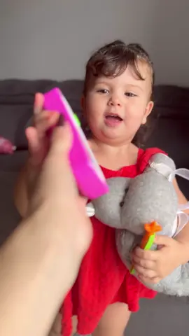 Hoje quem ficou encarregada de ligar para a pizzaria foi a Bella! 🍕❤️  #bebesfofos #bebesencantadores #bebes #bebesfofos #maternidadconhumor #humor #paidemenina #maternidadereal #irmaos #humor #engracado #fofos #fofo  #bebesfofinhosbrasil 