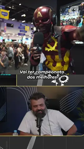 Leon Kennedy ou Justin Bieber? 🤣 Rolou concurso de cosplay lá na live! Corre que estamos no ar! #Flow #FlowPodcast #CCXP #GrupoFlowCCXP