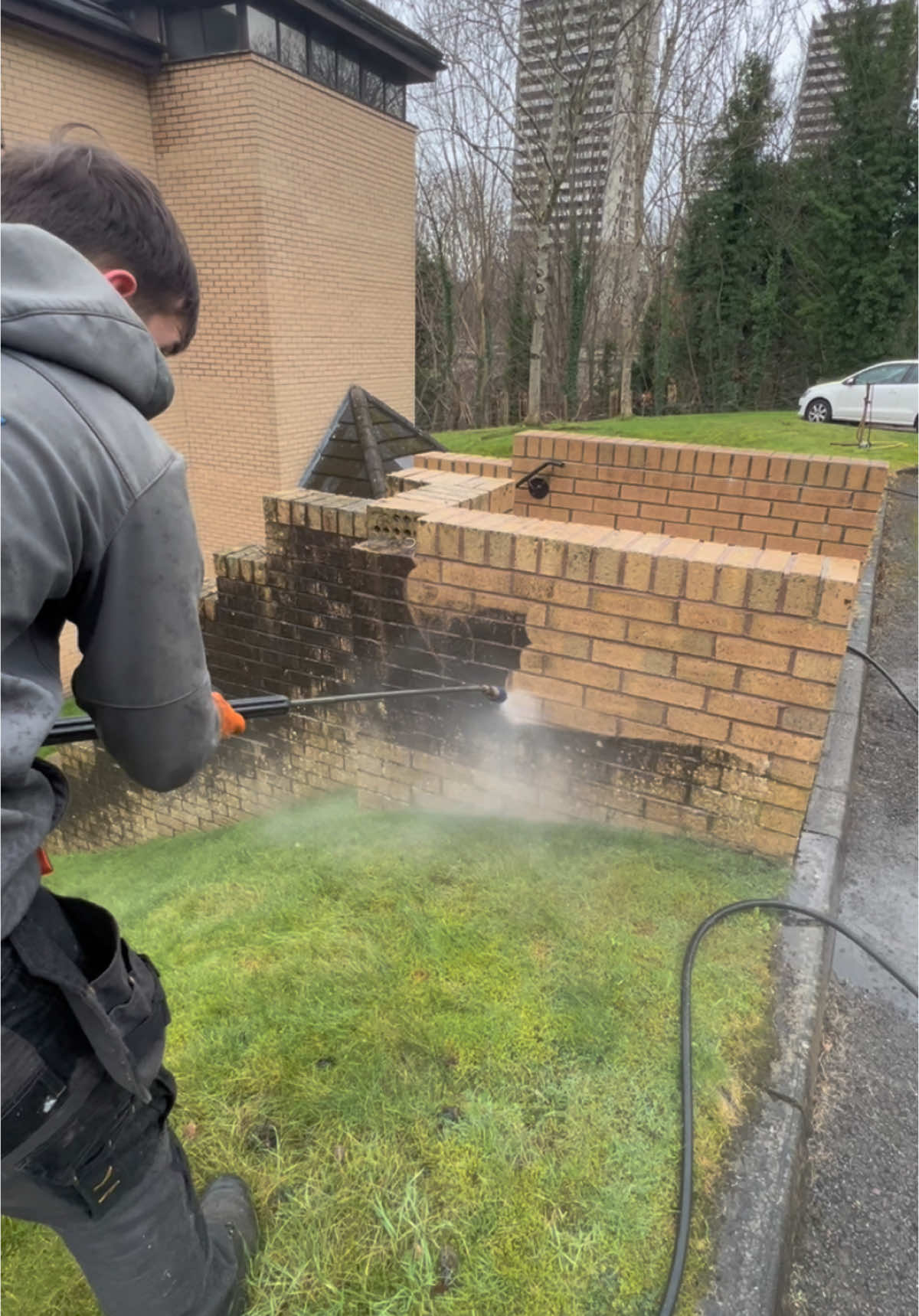 These walls definitely have not been cleaned in wuite some time 😅  #pressurewashing #satisfying 