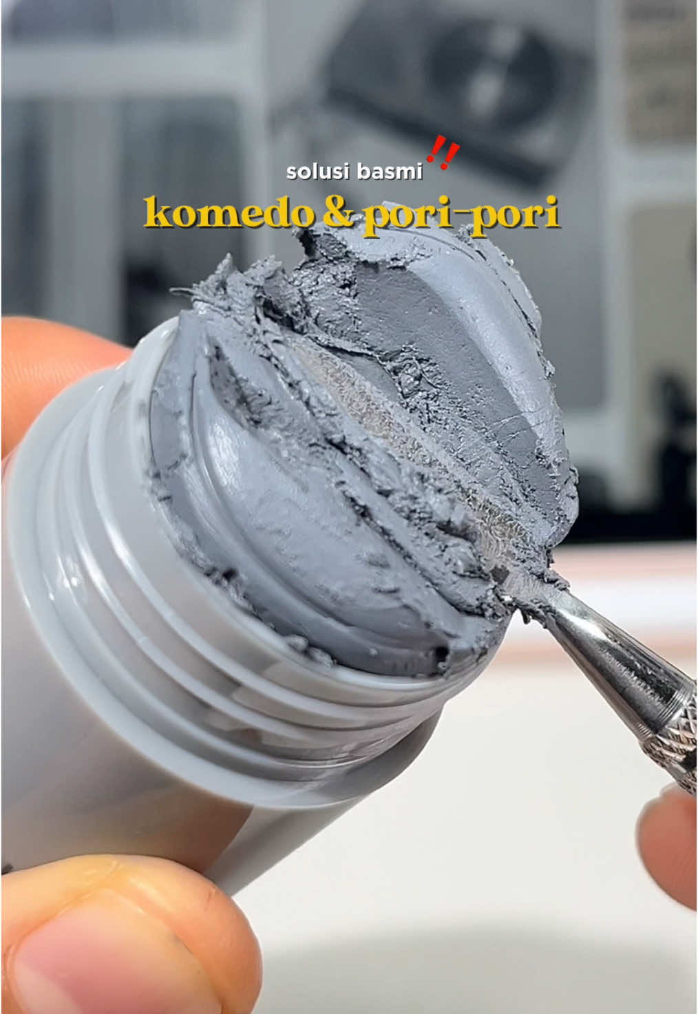 kalo kulitnya oily pake sabun cuci muka aja ga cukup, perluu eksfoliasi 2-3x seminggu, bisa pake clay mask gini sat set tinggal oles tunggu beberapa menit bilas deh, komedo bersih tapi ga ngotorin tangan 👌🏻 #volcanoclaystick #glad2glow #glad2glowclaymask #BeautyTok 