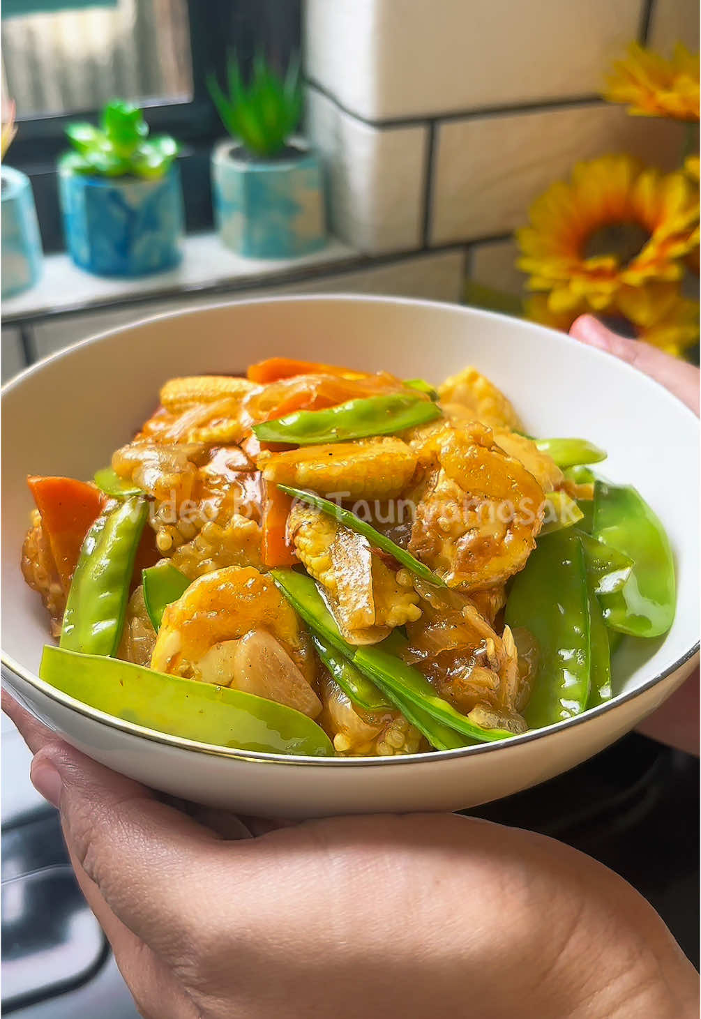 Resep lengkap baca caption‼️ Tumis sayur dan tofu✨ Bahan: 1/2 buah bawang bombay 3 siung bawang putih 1 buah tofu 1 buah wortel 4 buah jagung muda 50 gr kacang kapri 100 ml air Bumbu perasa: 1 sdt garam 1 sdm saus tiram 1 sdm kecap inggris 1 sdm saus cabe / saus sambal Sedikit lada bubuk Cara membuat: 1. tumis irisan bawang bombay dan bawang putih hingga layu dan wangi. 2. Masukan wortel dan jagung muda, aduk rata beri 100 ml air, masak hingga empuk. 3. Bumbui dengan bumbu perasa, lalu masukan kacang kapri dan tofu yang telah digoreng. 4. Aduk rata, matikan kompor dan siap untuk disajikan. #masaksimpel #masakdirumah #masakanindonesia #resep #reseptiktok #masakan #masakansederhana #tumis 