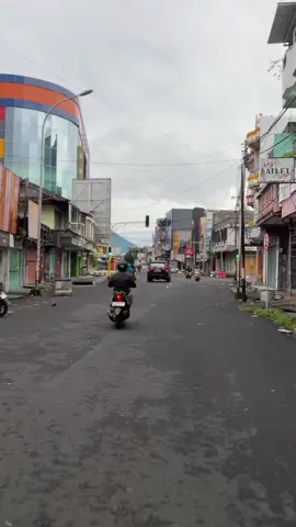 Jalan kenangan sepanjang masa, sebelah kiri Pos Kota (sekarang Gamalama Plaza) #nostalgia #kenangan #tempodulu #ternate #ternatepride🏝🔥 #ternatevideo #ternatemalukuutara♥️ #malukuutaraternate #malukuutara 