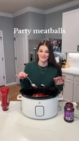 These would be perfect for your holidays coming up 🤩🤩🤩 #partymeatballs #crockpotrecipes #crockpotmeals #crockpotmeatballs #partyappetizers #appetizerideas #partyfood #partyfoodideas #partyrecipe 