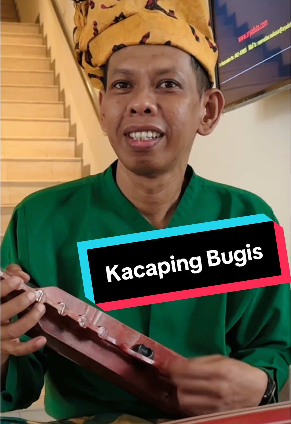 Namanya Pak Iwan,  Beliau adalah salah satu “PakKacaping” (sebutan untuk pemain alat musik “Kacaping/Kacapi bugis”), Saya ketemu Pak Iwan di Makassar sesaat sebelum manggung bareng ARMADA. Kecapi adalah alat musik dawai yang dimainkan dengan cara dipetik. Alat musik ini memiliki dua komponen utama, yaitu batang kecapi dan senar. Batang kecapi biasanya terbuat dari kayu yang tahan lama, seperti kayu cendana atau kayu nangka. Senar kecapi terbuat dari kawat.  Cara memainkan kecapi adalah dengan menjepit tiga dawai yang berbeda secara bersamaan menggunakan jempol, jari tengah, dan telunjuk tangan kanan. Teknik ini disebut 