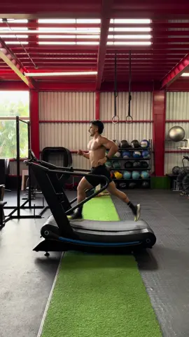 And running 🔥 Intervalos de hoy en la “air-runner” ⬇️ Sencillo, sin mucho que pensar, un buen calentamiento y nos fuimos!  5 Sets: 400m Run (HARD effort) -Rest 2 Mins-  Realmente no se tiene que descansar exactamente dos minutos, descansamos lo necesario hasta sentir que podemos volver a repetir otro set a la misma intensidad. Si están con la fiebre de correr (igual que yo) pueden escribirme y tengo varios programas para principiantes 🫡 #Running #fitnessmotivation #workoutmotivation 