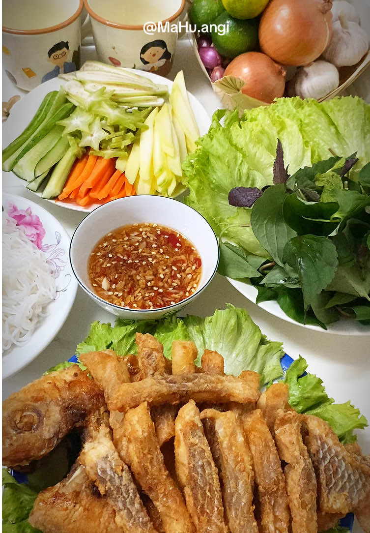 Lại là gỏi cuốn nhưng thay vì tôm thịt, MaHu giới thiệu món Cá diêu hồng chiên cuốn bánh tráng. MaHu làm như sau: 1. Cá diêu hồng chiên. - Cá làm sạch, phi lê phần thịt, cắt dài để dễ cuốn. - Tẩm bột chiên giòn, chiên lửa nhỏ để cá vàng đều, giòn bên ngoài, mềm bên trong. - Cá chín vớt ra thấm dầu. 2. Ăn kèm. - Cuốn bánh tráng cá diêu hồng với bún tươi. - Rau sống xà lách các loại. - Cà rốt, xoài xanh, dưa leo, chuối chát, khế chua… cắt vừa cuốn. 3. Nước mắm chua ngọt. - Đường với mắm khuấy đều. - Cho ớt tỏi giã nhuyễn vào. - Thêm chanh tuỳ thích. 4. Bánh tráng cuốn: MaHu dùng loại không nhúng nước, chỉ thoa phần cuối bánh để bánh dính chặt khi cuốn xong. Chúc cả nhà bữa cuốn ngon miệng! #nauancungtiktok #anngonmoingay #goicuon #goicuonnuocmam #goicuoncadieuhong #cadieuhongchien #mahuangi 