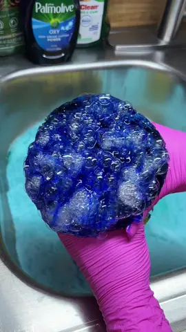 friday night foca squeezes 🩵🦭🫧 the color of this palmolive is insane!!!! i need to do a full jug of it, ASAP 😩🤩  #spongesqueezing #spongetherapy #spongetok #asmr #CleanTok #focapowder #foca #palmolive #spongeasmr #sudsy 