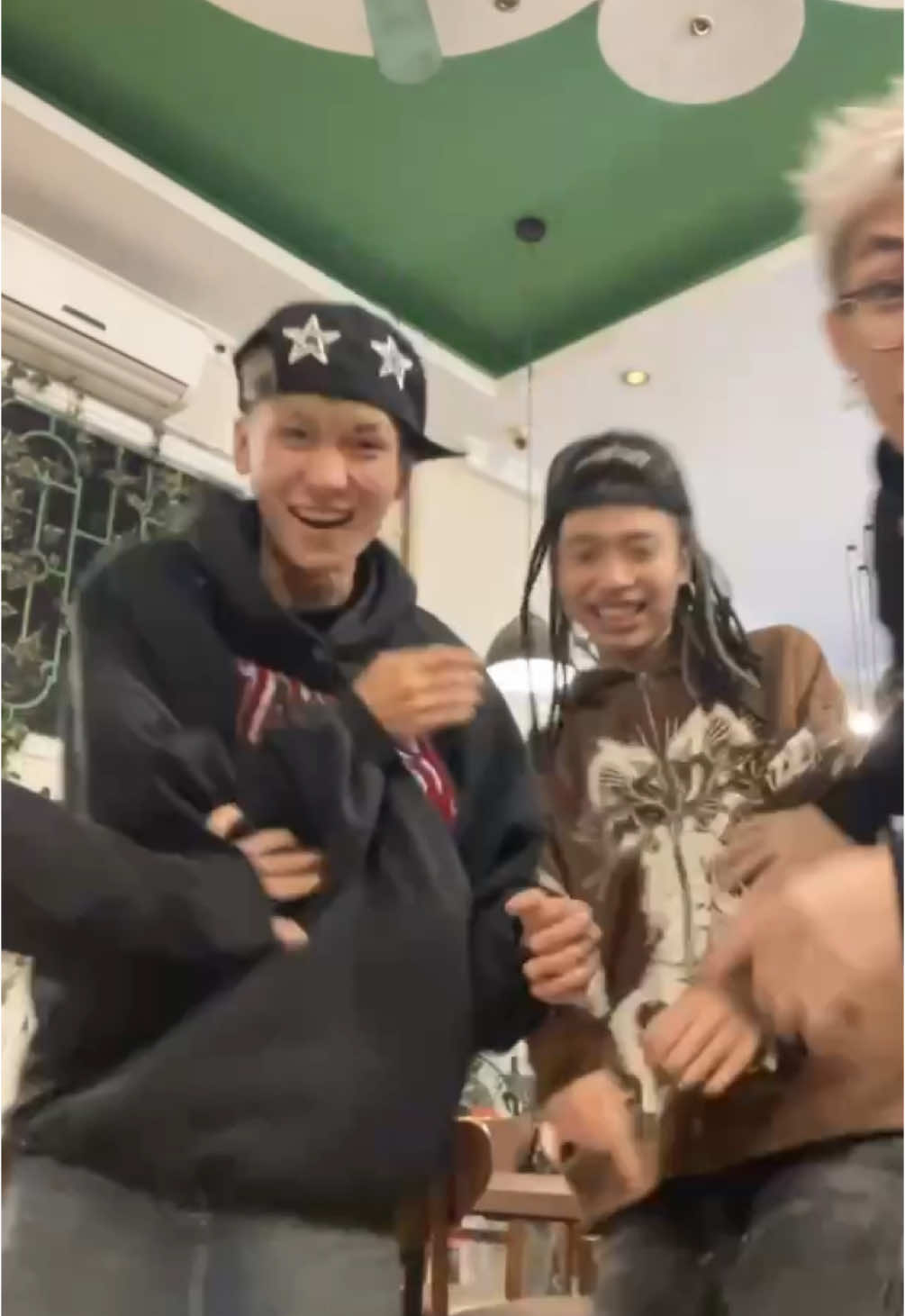 Morning dậy đi các bạn nhỏ ơi, gọi @Ngô Khánh dậy giúp chúng tôi 🤡🤡🤡 @.bigwind @zex @Nguyễn Băng Qua 🥶 @Dangrangto aka Trần Lả Lướt 