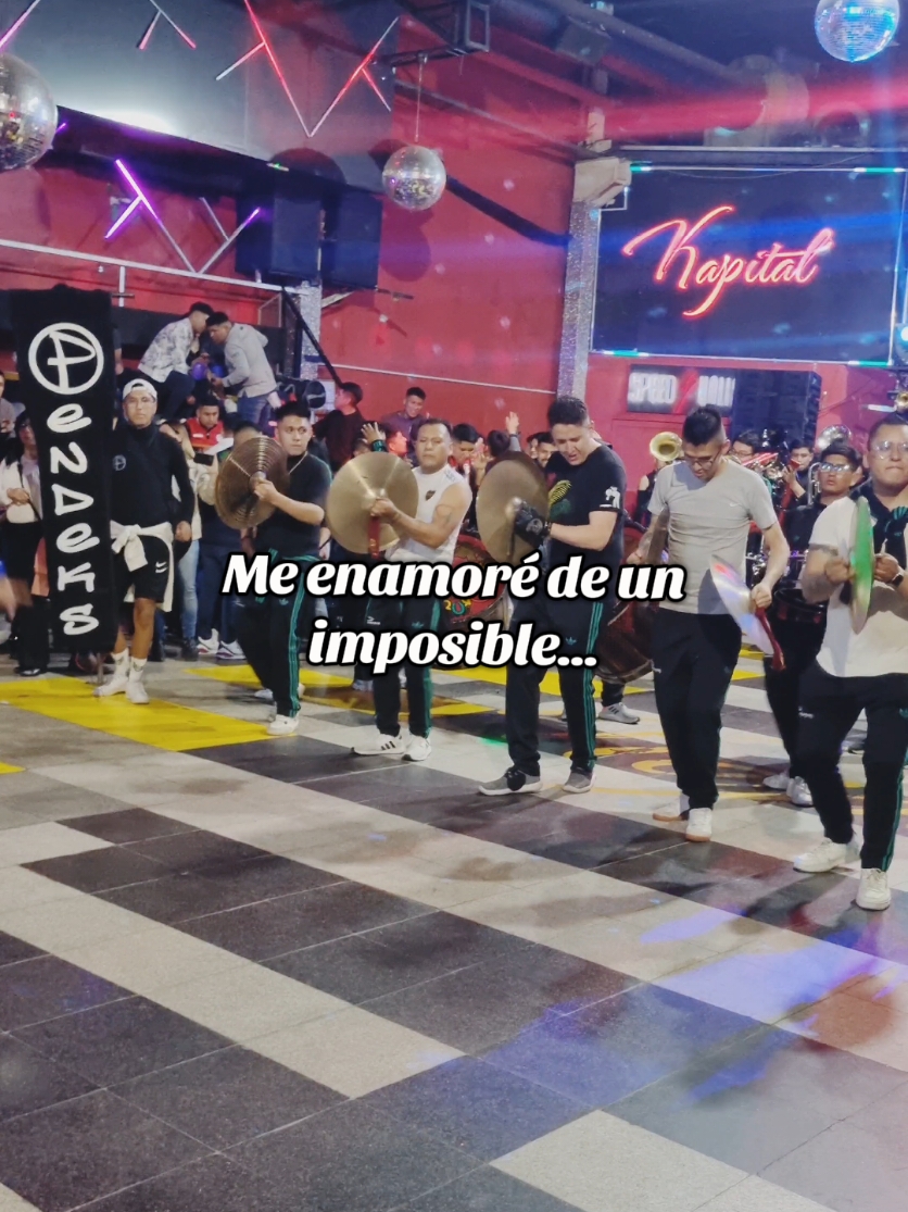 Me enamoré de un imposible - @PENDEK'S BAND OFICIAL  Quedó un gran recuerdo en mi celular 👏 #pendeksband #sansimon #caporal #folklore #Bolivia #magico #sansimonlapaz #avdemayo #buenosaires #qhapaxss 