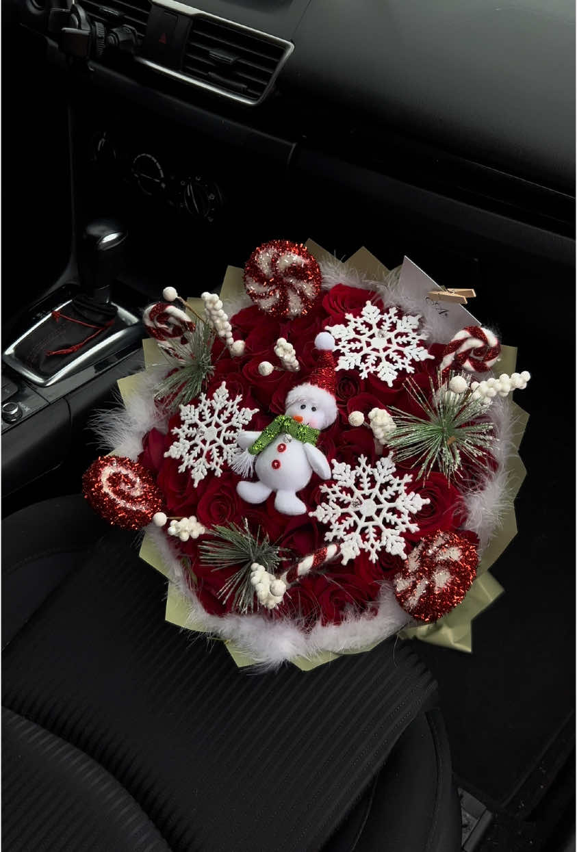 Christmas ramo  🎅🏻♥️🌲  #xmas #christmas #ramo #rosas #inspo #florist #mnflorist #foryou #giftideas #forher #theme #ramobuchon #bouquets 