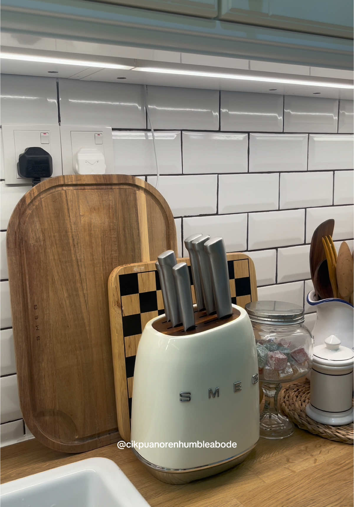 Unboxing my SMEG cutting board, solid wood, sturdy, yang penting murahhh x sampai RM50 punnnn dan cantikkan dapur korang. Estetik sangat! Check bag kuning skg🥰🫶🏻 #smeg #smegchoppingboard #fyp #fypviralシ #fyppoppppppppppppppppppppppp #Home #homedecor #homecooking #racuntiktok #foryoupage #affiliatemarketing 