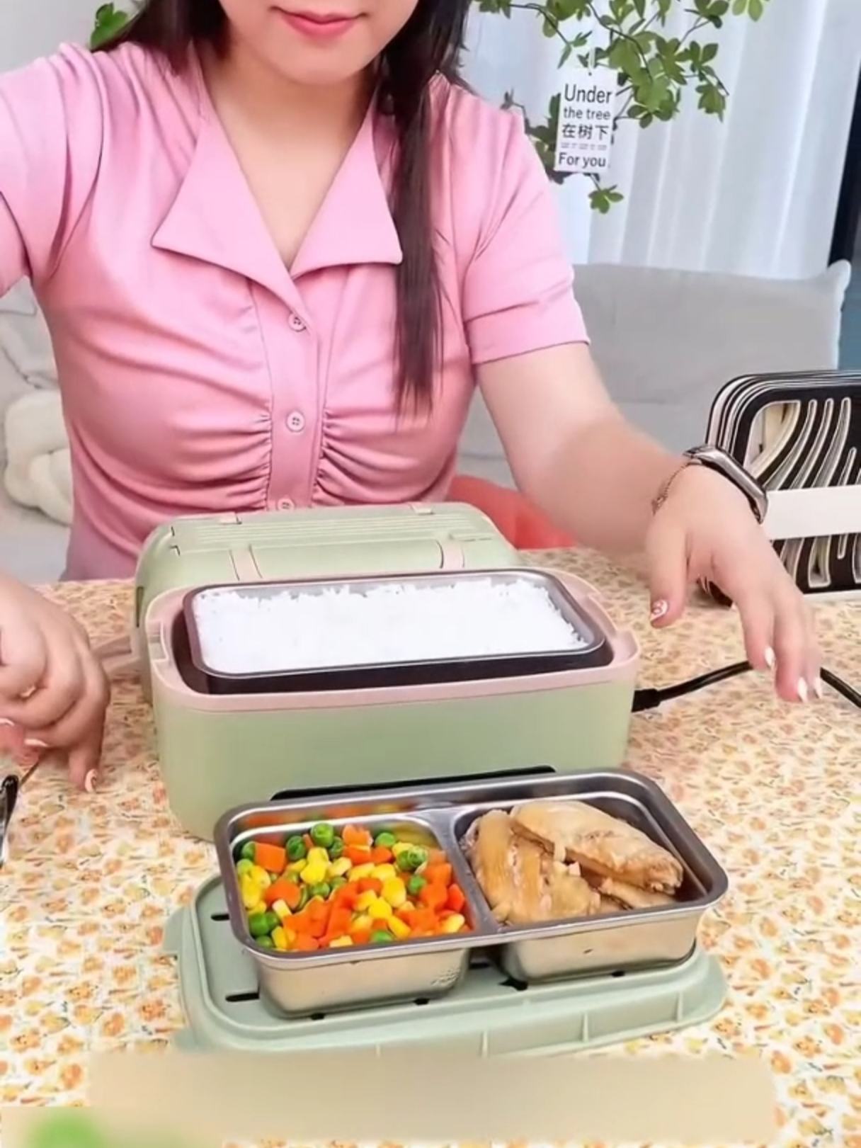 Bữa trưa ở văn phòng thật đơn giản với chiếc hộp cơm cắm điện đa năng này, nhanh tay mà múc em nó thôi các chị em #noicomdiendanang #noicomdienmini #hopcomvanphong #hopcomcamdien