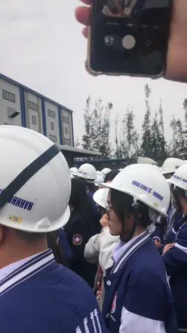 Sinh viên hàng hải hớn hở hồ hởi đi trải nghiệm thực tế