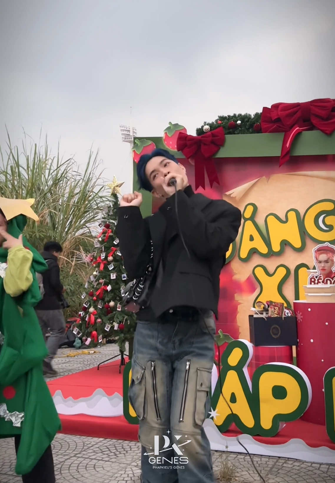 Nắm lấy tay đan tay cùng Pháp Kiều tại booth “ Dáng Xinh “ 🎄 . Yêu cái không khí nô nức này quá mọi người ơi ❤️‍🔥. #PhapKieusGenes #PhapKieu #XaXa #FCPhapKieu #xuhuong #viral #fyp #cungtentinhyeu @Pháp Kiều 