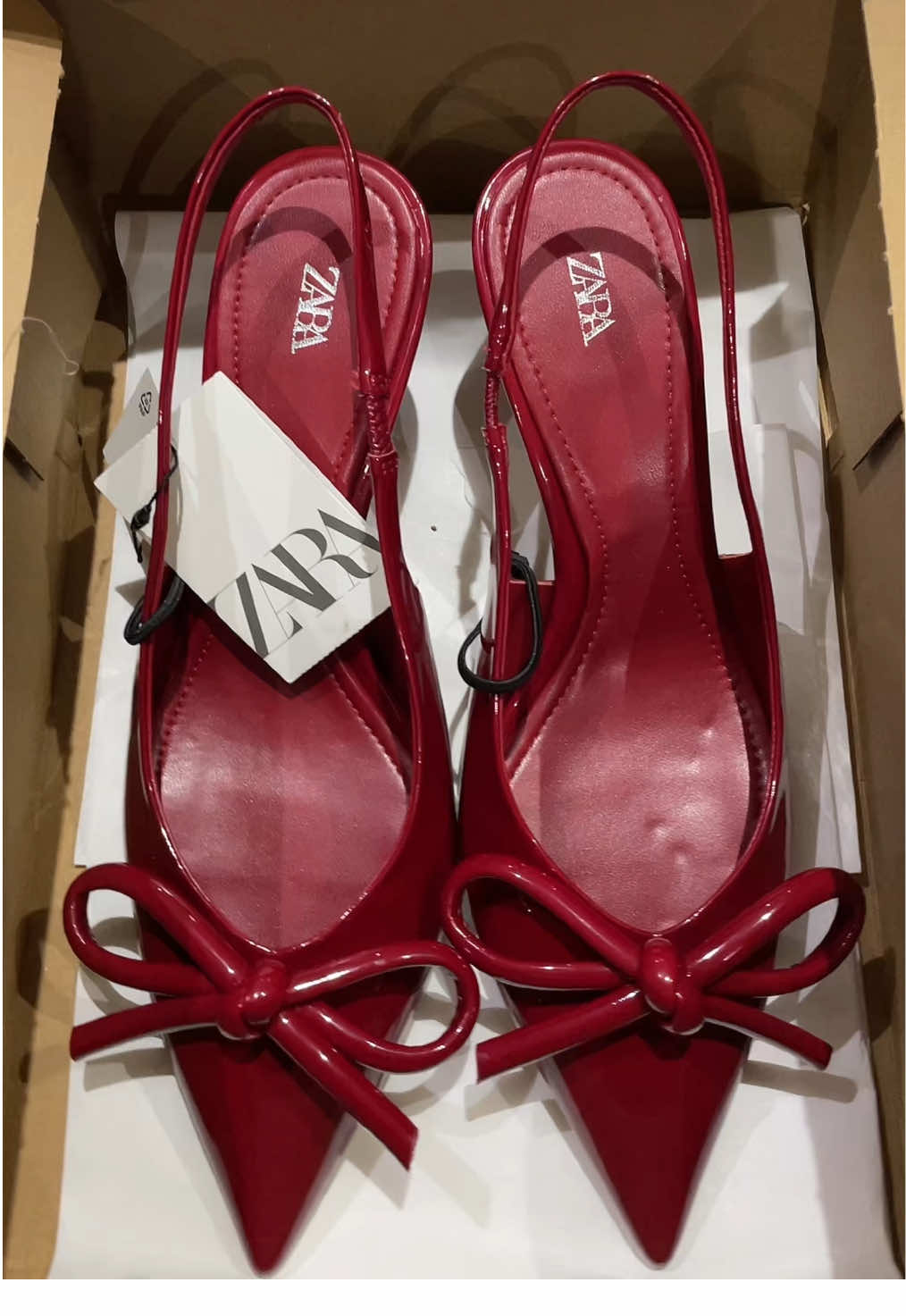 The heels of the season🍒🫶 🍇zara code 2208/410 Still available @ZARA  Ps. thanks to my bf 🥰 . . . . . . . . . . . #zara #zaraheels #zaraheelshaul #zarahaul #zaraunboxing #zaraunboxinghaul #heels #christmasheels #season #bow #coquette #cherry #cherryred #red 