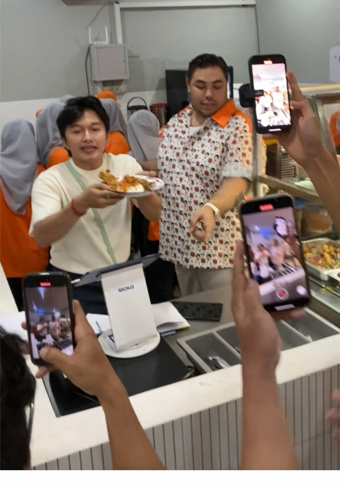 ada aja gebrakannya kak @Ivan gunawan  tapi jujur nasi kulitnya enak banget, tumis buncis, tempe orek sama Cuminyaa ya Allah tuhan balik lg gw k sana ni