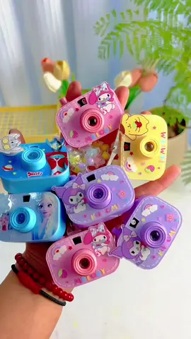 What kid can refuse this camera necklace that can project? It’s so pretty~ My daughter loved it so much #childrentoys #projectioncamera #projectionnecklace #christmasgift 