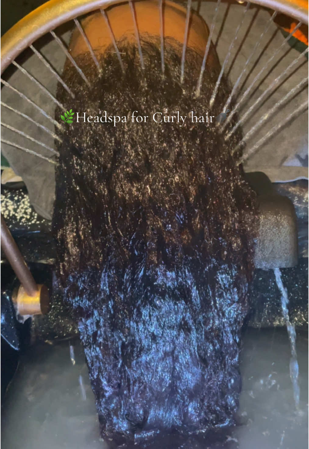 Headspa ist mehr als nur Entspannung. 1.Tiefenreinigung der kaupfhaut  2.Feutigkeitspflege 3.Entwirrung & pflege  4.Förderung des Haarwachstums 5.verbesserung der Haar Struktur  6.Stressabbau für die Kopfhaut  • • • #headspatherapy #SelfCare #metime #beauty #relaxationreloaded #scalpdetox #headspa #curlyhairroutine #relaxing #hanau #spatime #rosemilkybad 