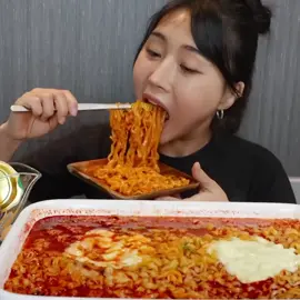 Buldak ramyeon with cheese (Yt: Leeby리비) #mukbang #asmr #noodles #spicy #foodtiktok #mukbangeatingshow #koreanfood #deliciousfood #foodlovers #asmrsounds #FoodTok #fyp 