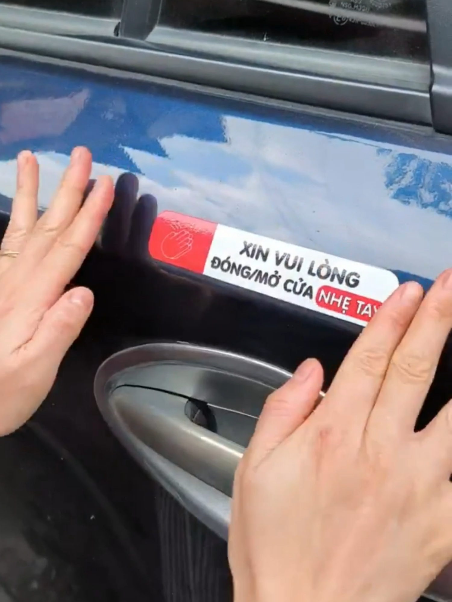 Tem dán nhắc nhở đóng mở cửa nhẹ tay và chú ý quan sát khi mở cửa. Tem dán tuy nhỏ nhưng giá trị lớn #xanhsmtaxi #giaothongvanminh #chamsocoto #xeco #taxi