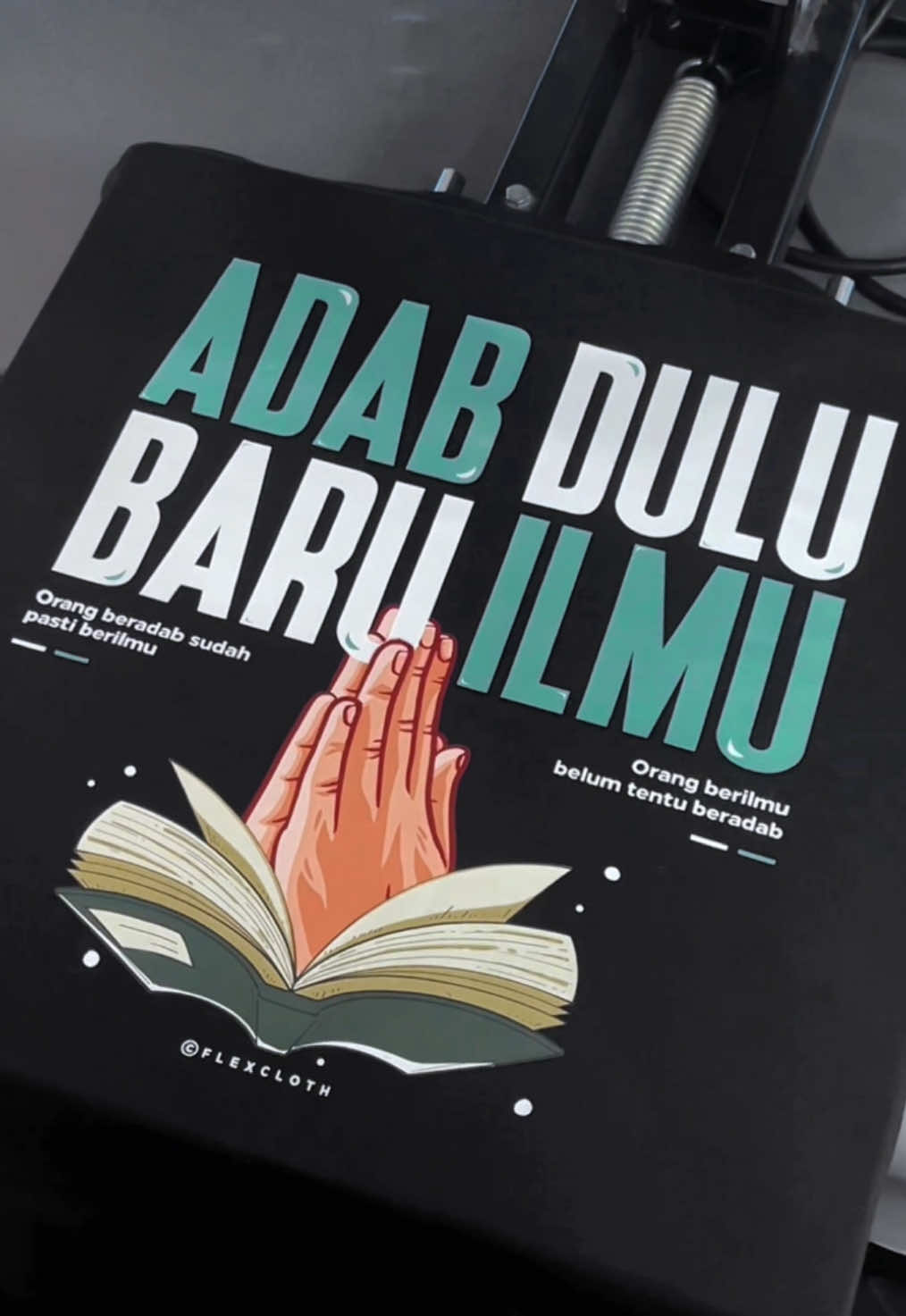 Ready siap diorder, cek dikeranjang kuning⬆️🔥 #adabdiatasilmu #adabdulubaruilmu #kaosviral #kaossindiran #gusmiftah 