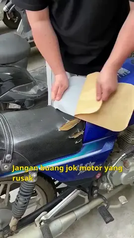 M7Jika kulit di sofa dan kursi di rumah rusak, Anda dapat menggunakan stiker kulit yang melekat sendiri, yang sederhana dan mudah untuk beroperasi