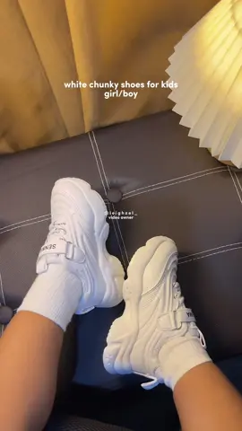 Ang ganda talaga ng white 👟 bagay sa lahat ng outfit ni baby 😍 #shoesforkids #sneakershoesforkids #kidshoes #babyshoes #whiteshoes #whiteshoesforkids #chunkyshoes #senma #senmashoes #senmashoesforgirlandboy #fyp 