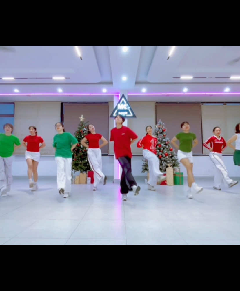 #santaclausiscomingtotown #MKDance #christmas 🎄🎄🎄
