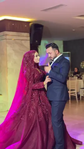 Güzel kuzenim ve duygusal kocişi 😍 #gelin #gelindamat #damat #damatbey #kınagecesi #düğündernek #düğün #eğlence #dans #halay #horon #roman #misket #keşfetteyizzz #keşfetbeniöneçıkar #keşfet 